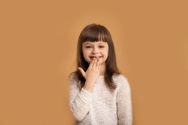 Küçük Tatlı Kız Komik Bir Fıkra Dinledikten Sonra Gülüyor Gülümsemekten — Stok fotoğraf