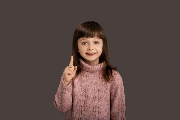 Lille Smukke Pige Barn Viser Finger Hendes Hoved Viser Nogle - Stock-foto