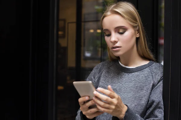 Hermosa Mujer Hipster Rubia Adolescente Con Maquillaje Brillante Para Calle — Foto de Stock