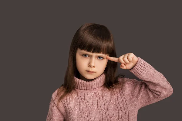 Dum Nei Lille Brunettjente Grå Bakgrunn Viser Gest Vri Finger – stockfoto