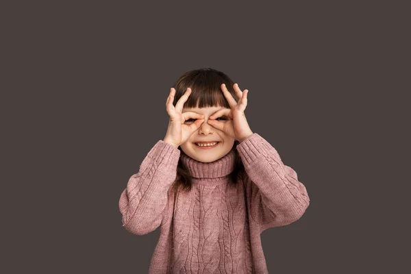 Uma Pequena Criança Brincalhona Joga Jogo Mostra Gesto Que Ela — Fotografia de Stock