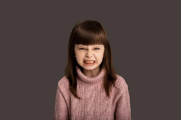 Colère Irritable Espiègle Petite Fille Vilain Enfant Criant Caméra Souriant — Photo