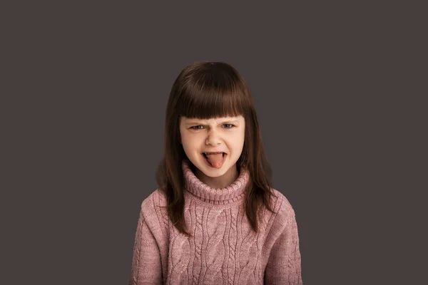 Vilaine Petite Fille Enfant Montre Langue Caméra Est Indigné Elle — Photo