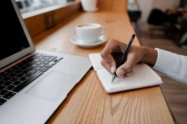 Scriitorul Face Unele Note Notebook Stilou Folosind Computerul Laptop Cafeneaua — Fotografie, imagine de stoc