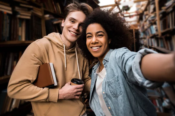 Selfie Phone Multi Racial Couple Students Library Photographed Library Rejoice — Stock Photo, Image