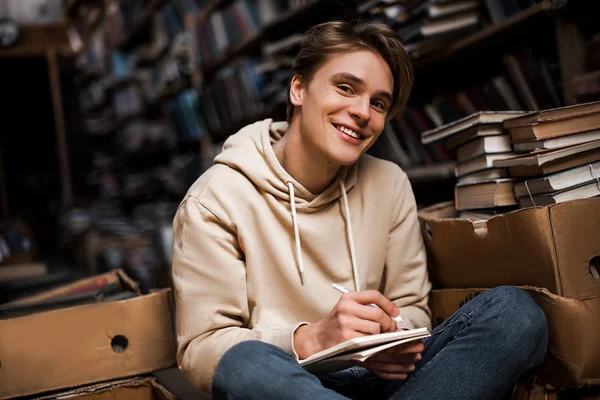 Feliz Sorrindo Franco Estudante Homem Sentado Biblioteca Copiar Escrever Informações — Fotografia de Stock