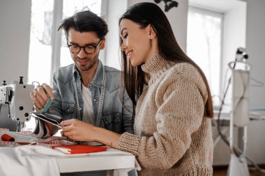 Birbirine yardım eden iki meslektaş. Dikiş endüstrisi, yaratıcı işler, profesyonel terzi konsepti. Giysi imalatı. Stüdyodaki tasarımcılar, güzellik ve moda alanında çalışıyorlar.