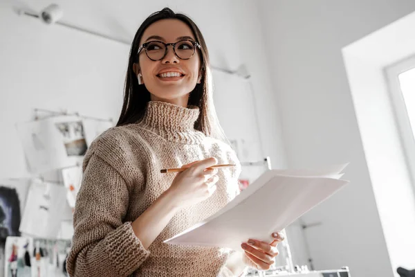 Bela Costureira Feminina Adora Seu Hobby Faz Novos Desenhos Indústria — Fotografia de Stock