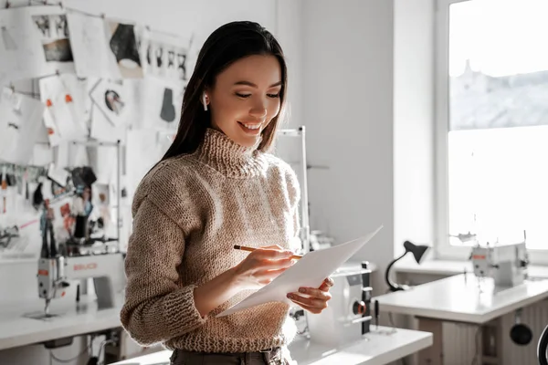 Beautiful Feminine Seamstress Loves Her Hobby Sews Clothes Herself Friends — Stock Photo, Image