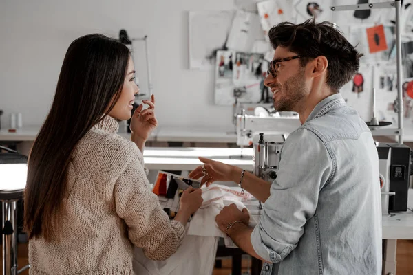 Dois Colegas Designers Alfaiate Profissional Escolher Amostras Tecido Para Costurar — Fotografia de Stock