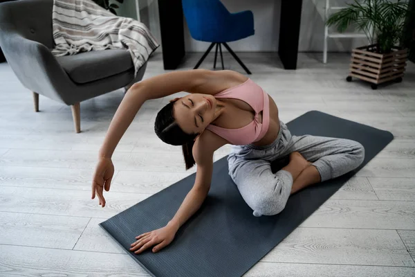 Jovem Mulher Casa Faz Ioga Asana Mesma Rosto Feliz Estilo — Fotografia de Stock