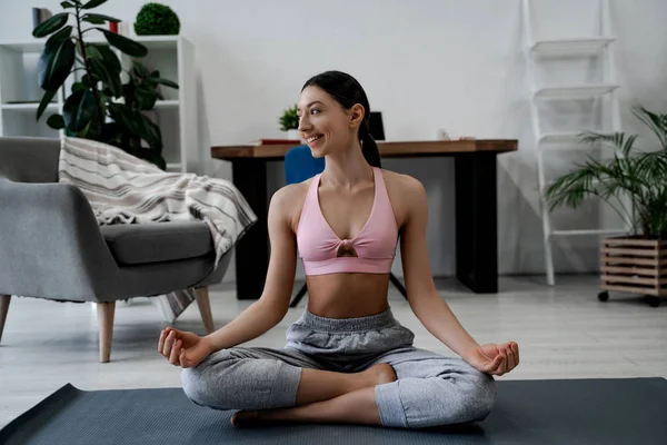 Jonge Glimlachende Aantrekkelijke Sportieve Vrouw Die Yoga Beoefent Ardha Padmasana — Stockfoto