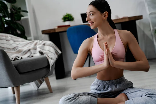 Sporende Sunne Livsstilsfolk Kopieringsrom Ung Vakker Kvinne Som Gjør Yogatrening – stockfoto