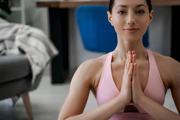 Jovem Fazendo Ioga Com Gesto Namaste Sentado Exercício Ioga Postura — Fotografia de Stock