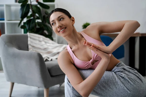 Jonge Vrouw Thuis Doet Yoga Asana Zelf Gelukkig Gezicht Gezonde — Stockfoto