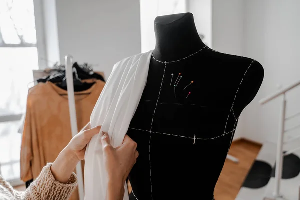 İş yeri stüdyosundaki kadın mankenin fotoğrafı. Moda stüdyosu modelliği.