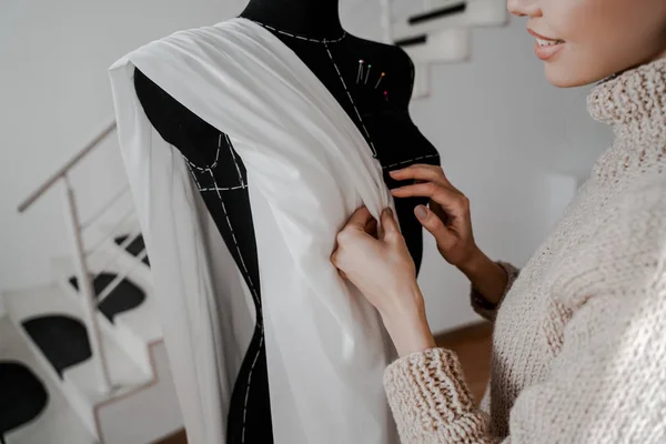 Young Genius Rides Lays Evenly White Fabric Black Mannequin Dressmaking — Stock Photo, Image