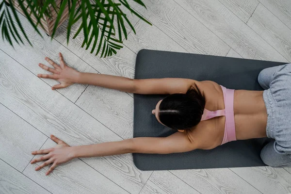 Derin geri sapma, esnek ve güçlü, sağlıklı sırt. Genç atletik güçlü kadın sabahları evde spor yogası yapıyor, sabah egzersizleri ve ısınma egzersizleri, sağlıklı yaşam tarzı ve kişisel bakım.