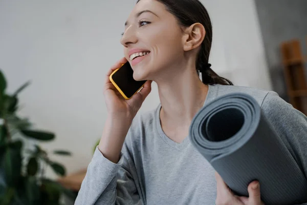 Gelukkig Tevreden Vrouw Praten Aan Telefoon Met Een Sportmat Haar — Stockfoto