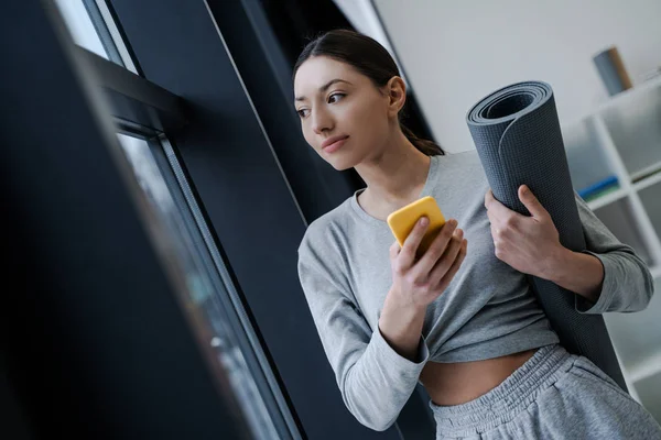 Eine Sporttrainerin Steht Fenster Eine Frau Mit Einer Sportmatte Der — Stockfoto