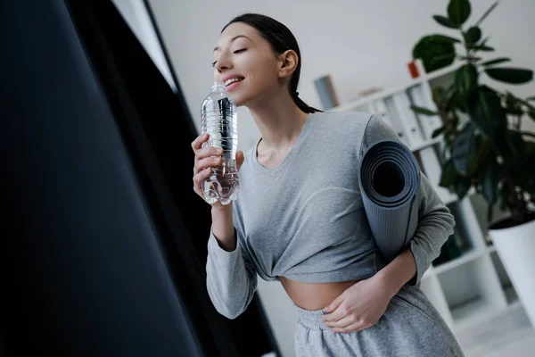 Wasserhaushalt Nach Dem Training Frau Mit Dunklen Haaren Wasserflasche Der — Stockfoto