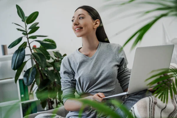 Ein Lächelndes Glückliches Mädchen Verbringt Einen Freien Tag Hause Ohne — Stockfoto