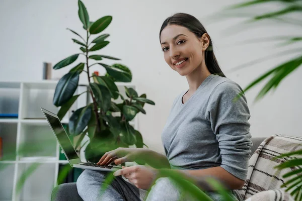 Schönes Mädchen Das Hause Auf Dem Sofa Sitzt Und Einem — Stockfoto