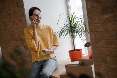 İnternetteki kadın mal satıcısı müşterilerle çevrimiçi çalışıyor. İnternet üzerinden satış yapan küçük bir işletme sahibi. Çevrimiçi Satış, E-Ticaret, Çevrimiçi İş, posta paketi, satış