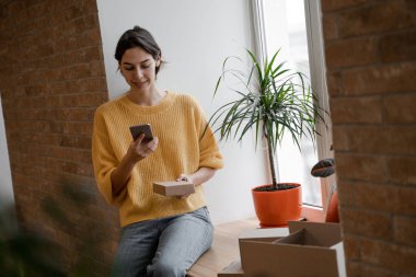 Müşterilere SMS mesajı atıyorum. İnternet üzerinden satış yapan küçük bir işletme sahibi. Çevrimiçi Satış, E-Ticaret, Çevrimiçi İş, posta paketi, çevrimiçi satış, dağıtım konsepti.