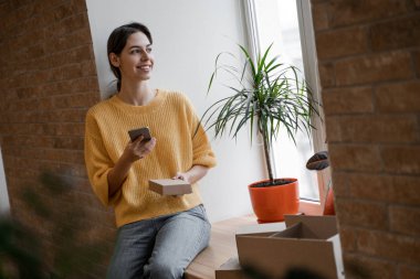 Müşterilere SMS mesajı atıyorum. İnternet üzerinden satış yapan küçük bir işletme sahibi. Çevrimiçi Satış, E-Ticaret, Çevrimiçi İş, posta paketi, çevrimiçi satış, dağıtım konsepti.