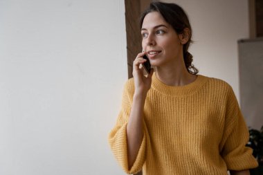 İş odaklı kariyerci kadın. İnternet üzerinden satış yapan küçük bir işletme sahibi. Çevrimiçi Satış, E-Ticaret, E-İş, posta paketi, online satış, dağıtım konsepti.