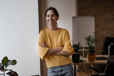 Ofiste kendine güvenen meşgul bir kadının profesyonel duruşu. İnternet üzerinden satış yapan küçük bir işletme sahibi. Çevrimiçi Satış, E-Ticaret, E-İş, posta paketi, online satış, dağıtım konsepti