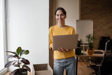 Kadın dizüstü bilgisayarla çalışmaya odaklanmış. İnternet üzerinden satış yapan küçük bir işletme sahibi. Çevrimiçi Satış, E-Ticaret, E-İş, posta paketi, online satış, dağıtım konsepti.