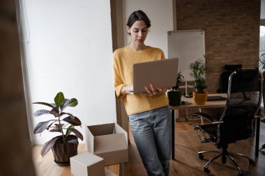 Kadın dizüstü bilgisayarla çalışmaya odaklanmış. İnternet üzerinden satış yapan küçük bir işletme sahibi. Çevrimiçi Satış, E-Ticaret, E-İş, posta paketi, online satış, dağıtım konsepti.