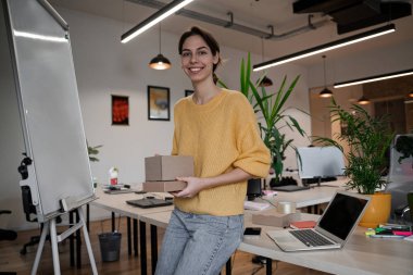 Kendine güvenen güzel bir kadın, genç bir işletme sahibi internet sitesinde satış yapıyor. Çevrimiçi Satış, E-Ticaret, Çevrimiçi İş, posta paketi, çevrimiçi satış, dağıtım konsepti.