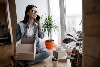 Kadın bir müşteriden telefonla emir alır. İnternet üzerinden satış yapan küçük bir işletme sahibi. Çevrimiçi Satış, E-Ticaret, Çevrimiçi İş, posta paketi, çevrimiçi satış, dağıtım konsepti