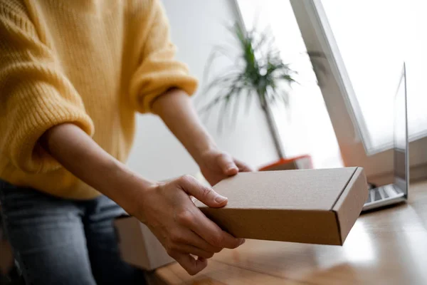 Preparação Mercadorias Para Entrega Cliente Jovem Proprietário Pequenas Empresas Vendendo — Fotografia de Stock