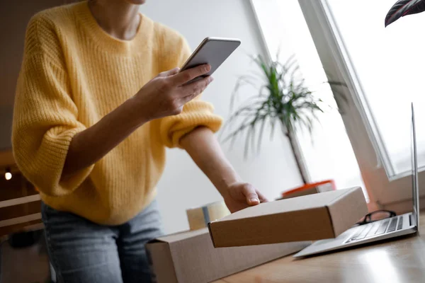 Vendedor Feminino Mercadorias Internet Trabalha Com Clientes Online Jovem Proprietário — Fotografia de Stock