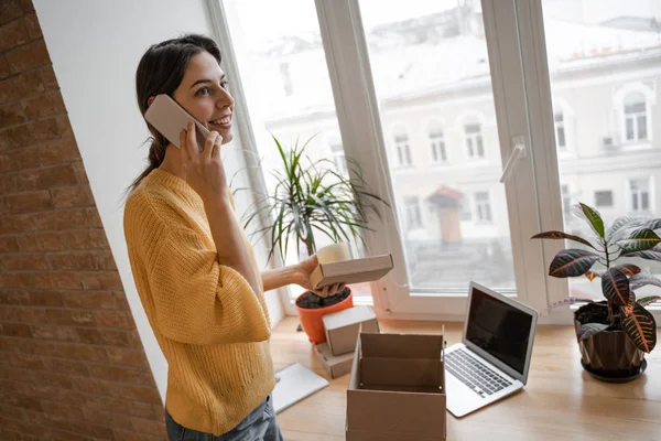 Vendedor Feminino Mercadorias Internet Trabalha Com Clientes Online Jovem Proprietário — Fotografia de Stock