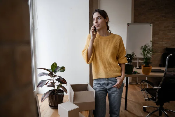 Berufsorientierte Karrierefrau Junger Kleinunternehmer Der Online Auf Einer Website Verkauft — Stockfoto