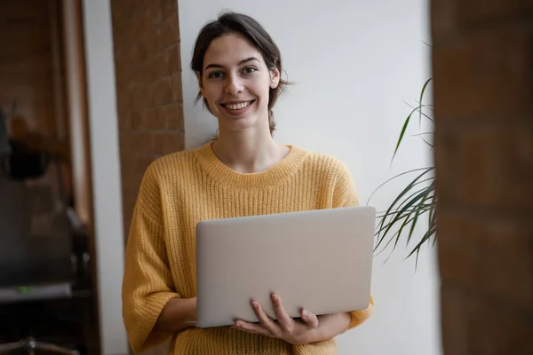 女性はノートパソコンで仕事に集中した 若い中小企業の所有者は ウェブサイト上でオンラインで販売 オンライン販売 電子商取引 電子商取引 郵便小包 オンライン販売 配送コンセプト — ストック写真