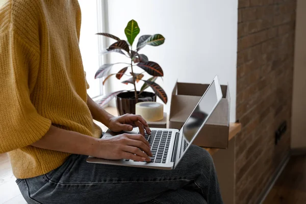 Computador Portátil Tecnologia Digital Moderna Jovem Proprietário Pequenas Empresas Vendendo — Fotografia de Stock