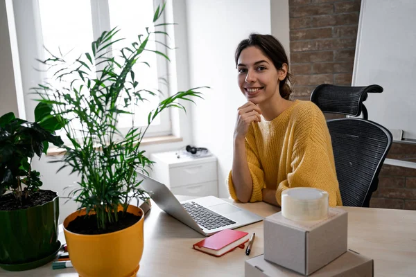Laptop bilgisayar, modern dijital teknoloji. İnternet üzerinden satış yapan küçük bir işletme sahibi. Çevrimiçi Satış, E-Ticaret, Çevrimiçi İş, posta paketi, çevrimiçi satış, dağıtım konsepti.