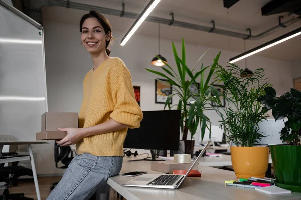 Hermosa Sonrisa Mujer Confiada Dueño Joven Pequeña Empresa Vendiendo Línea — Foto de Stock