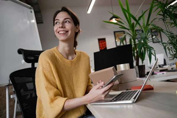 Mooie Glimlach Van Zelfverzekerde Vrouw Jonge Kleine Ondernemer Online Verkopen — Stockfoto