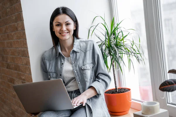 Professionele Vrouwelijke Ondernemer Met Laptop Jonge Kleine Ondernemer Die Online — Stockfoto