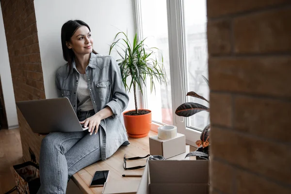 ラップトップを持つプロの女性起業家 若い中小企業の所有者は ウェブサイト上でオンラインで販売 オンライン販売 電子商取引 オンラインビジネス 郵便小包 オンライン販売 配送コンセプト — ストック写真