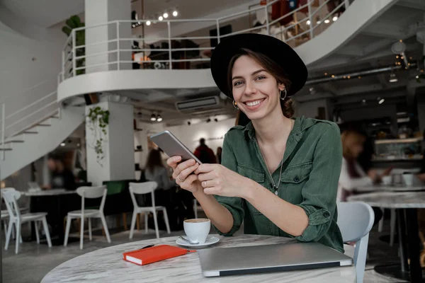 Mulher Sorridente Elegante Feliz Olhando Para Câmera Tendo Pausa Para — Fotografia de Stock