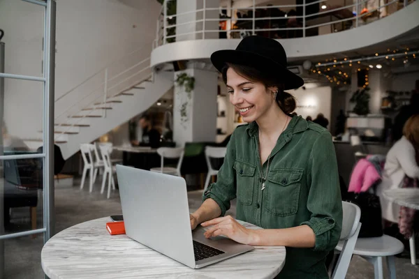 Kobieta Hipsterka Pracuje Zdalnie Kawiarni Czasie Podróży Freelancer Przedsiębiorca Praca — Zdjęcie stockowe