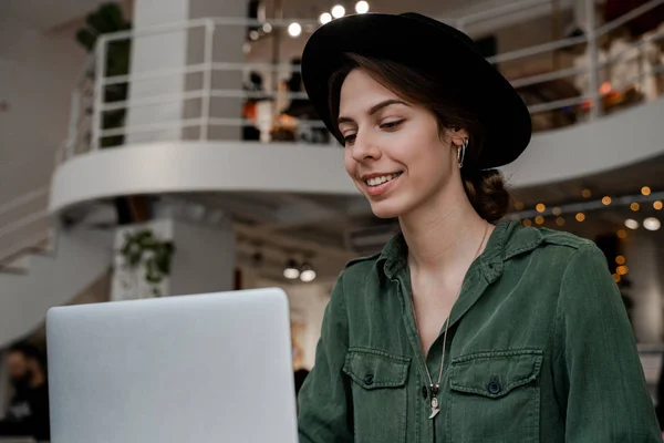 Sorrindo Mulher Feliz Com Chapéu Olhando Para Computador Portátil Trabalhar — Fotografia de Stock